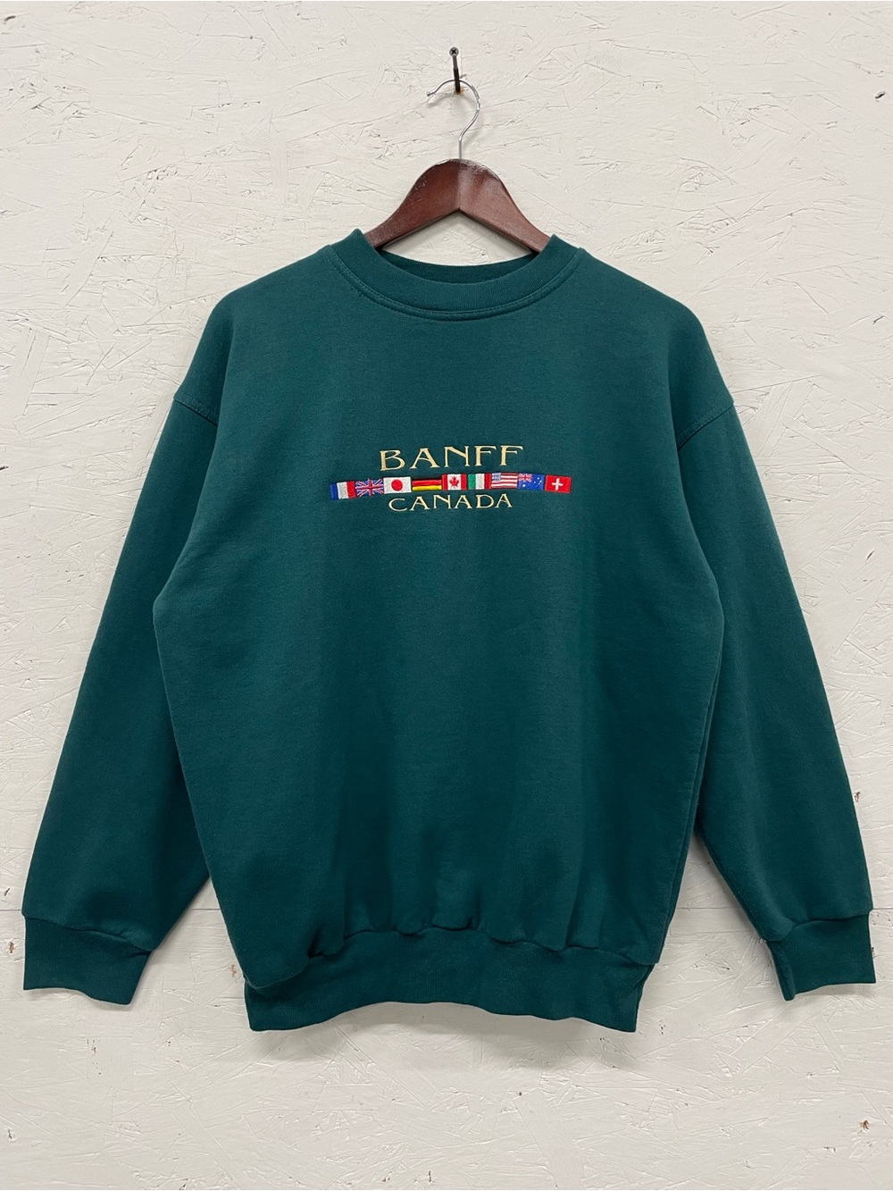 Vintage 90s Mountain Memories Banff Canada Embroidered Crewneck Sweatshirt, S